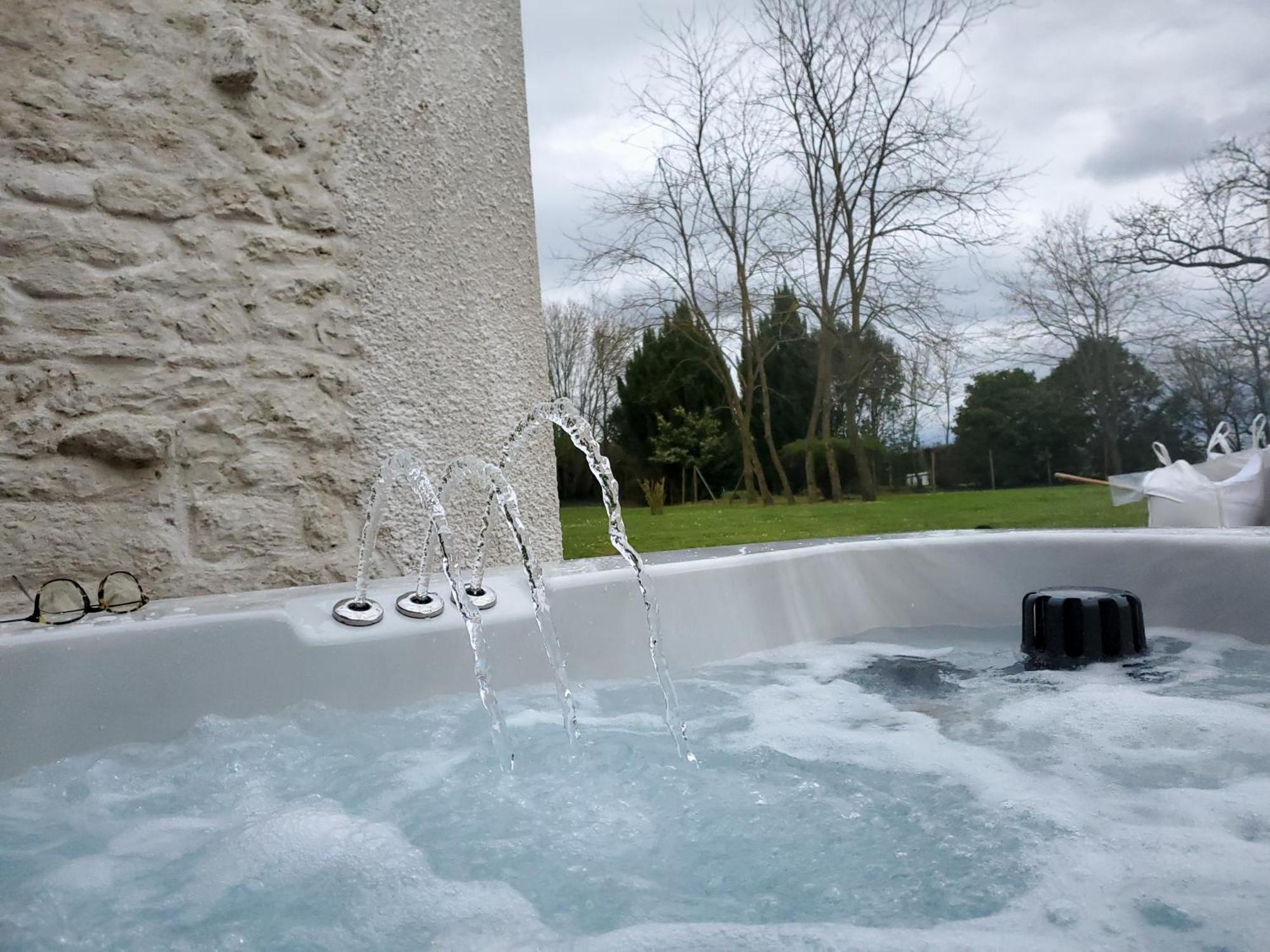 Domaine De La Gemoliere Bed and Breakfast Gémozac Exteriör bild